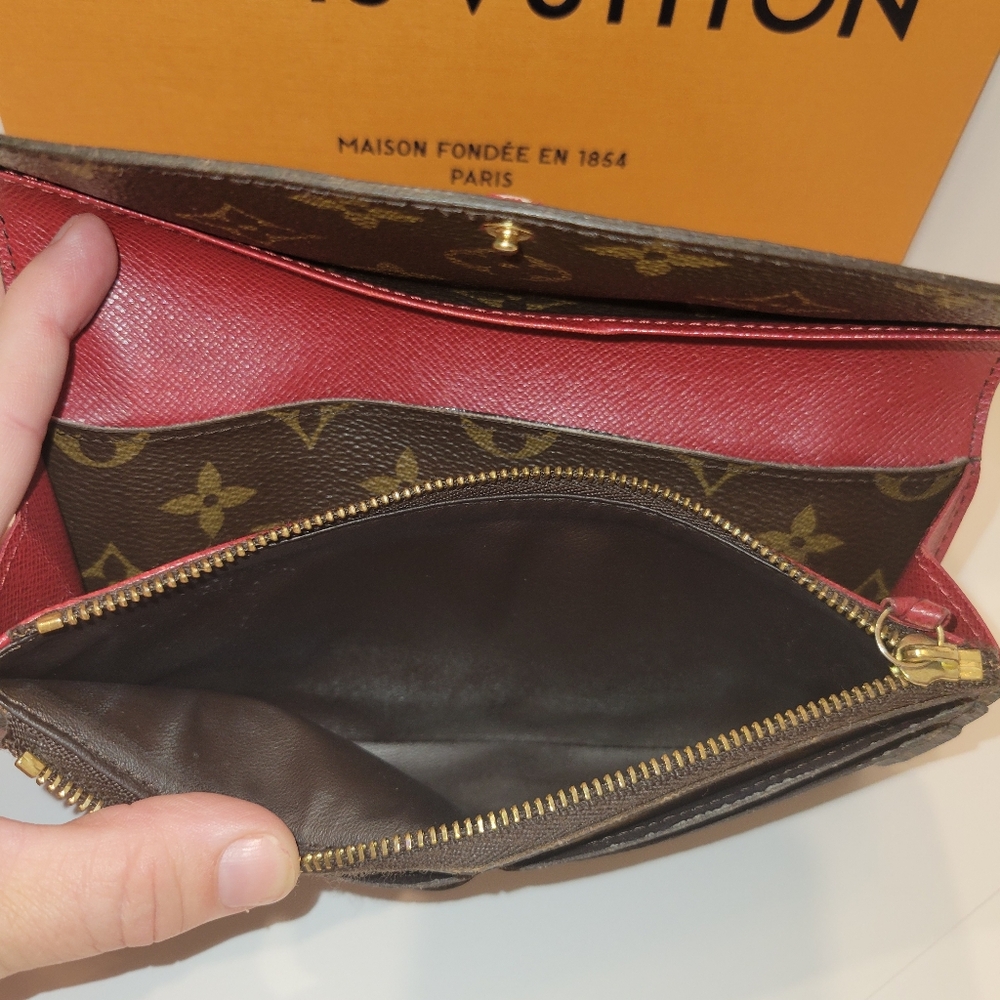 GUC Authentic Louis Vuitton, leather Emilie wallet, Red interior - Picture 9 of 9